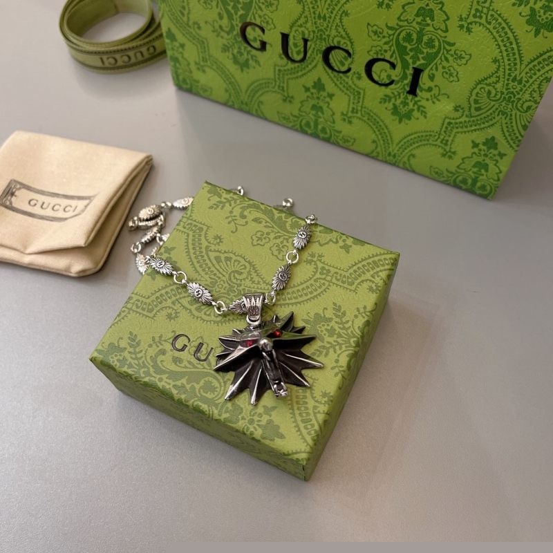 G*u*i necklaces